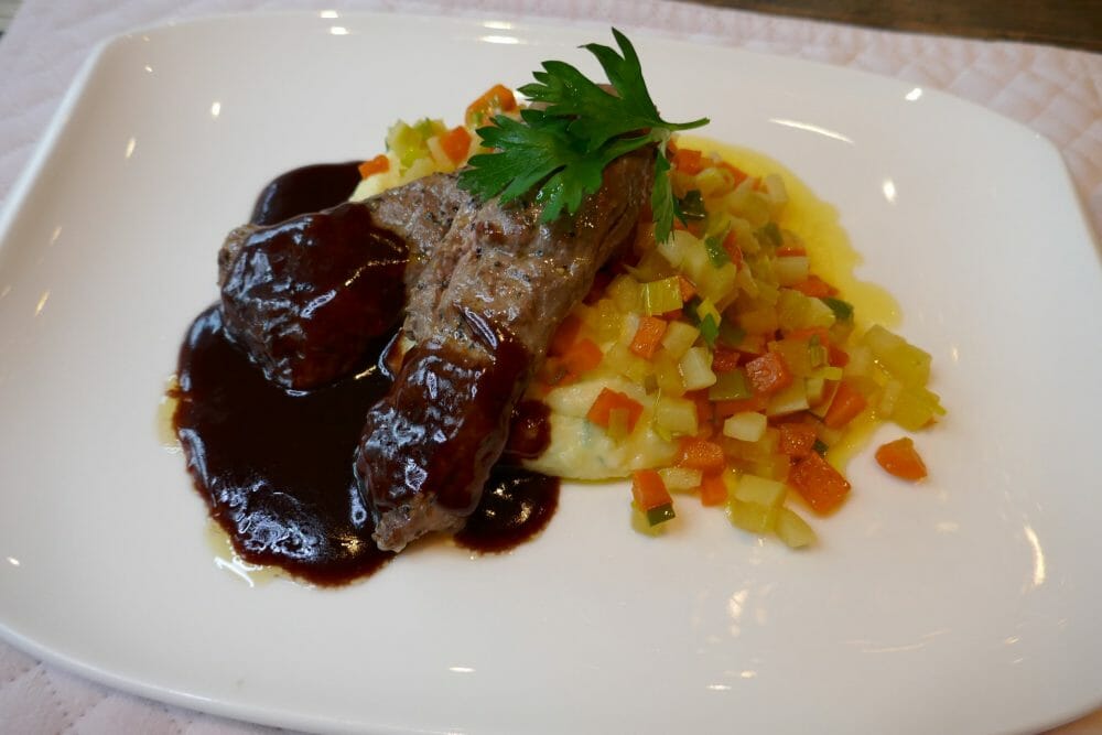 Lammefilet med rødvinssaus og smørdampa rotgrønnsaker Lammefilet med rødvinssaus og smørdampa rotgrønnsaker