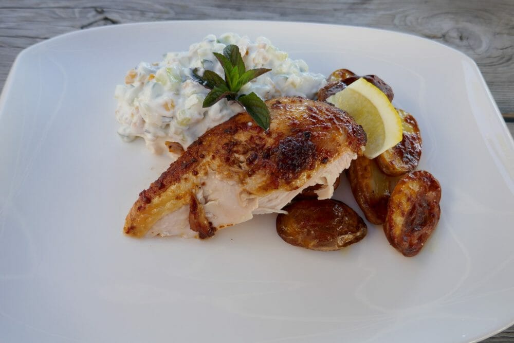 Piri piri-kylling med ovnspoteter og yoghurtsalat Piri piri-kylling med ovnspoteter og yoghurtsalat