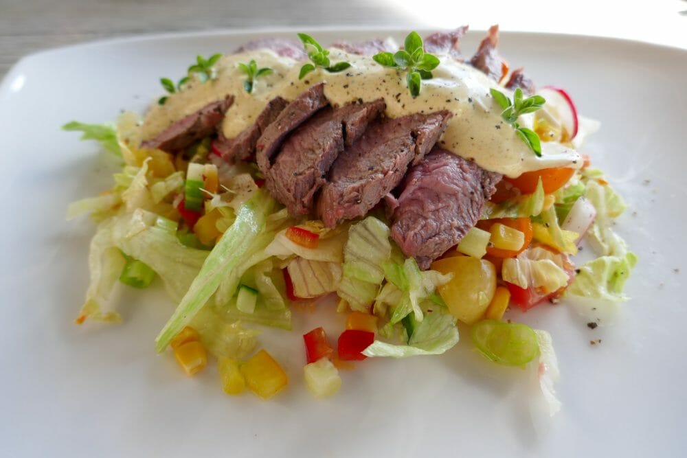 Biffsalat med mango- og karridressing Biffsalat med mango- og karridressing