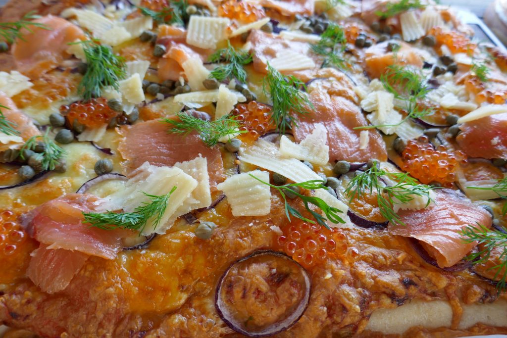 Hvit pizza med røykelaks og rogn