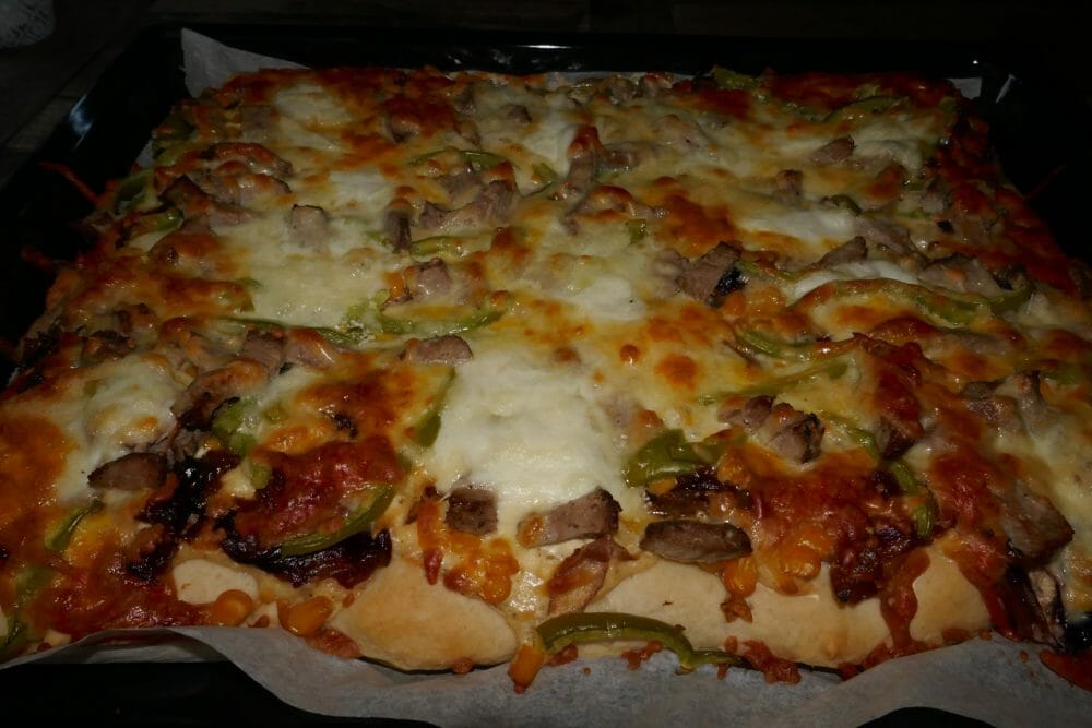Hvit pizza med karamellisert løk og biffrester