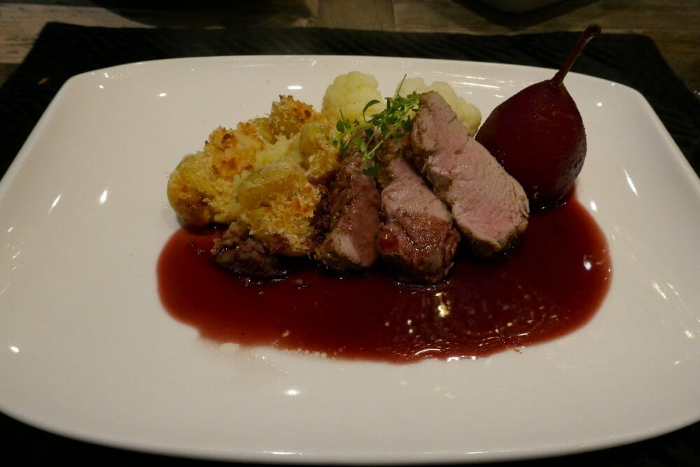 Svinefilet sous vide med rødvinskokt pære, rødvinssaus og spennende poteter Svinefilet sous vide med rødvinskokt pære, rødvinssaus og spennende poteter