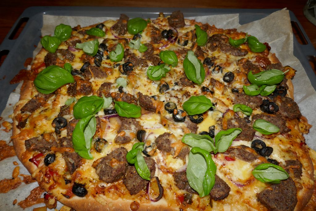 Fransk pizza med kjøttboller og ratatouille