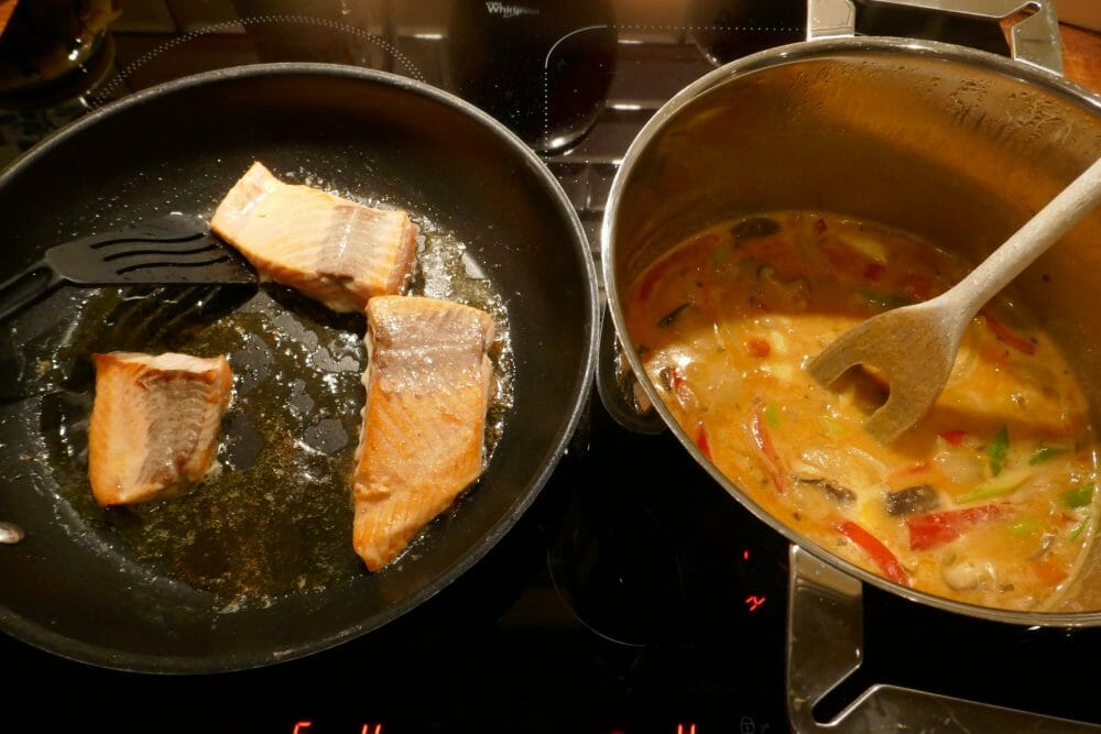 Red curry fiskesuppe