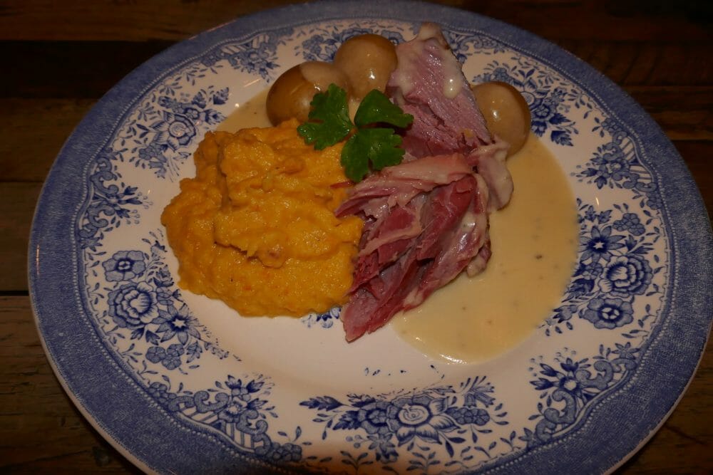 Røkt og kokt svineknoke med kålrabistappe og nydelig saus Røkt og kokt svineknoke med kålrabistappe og nydelig saus