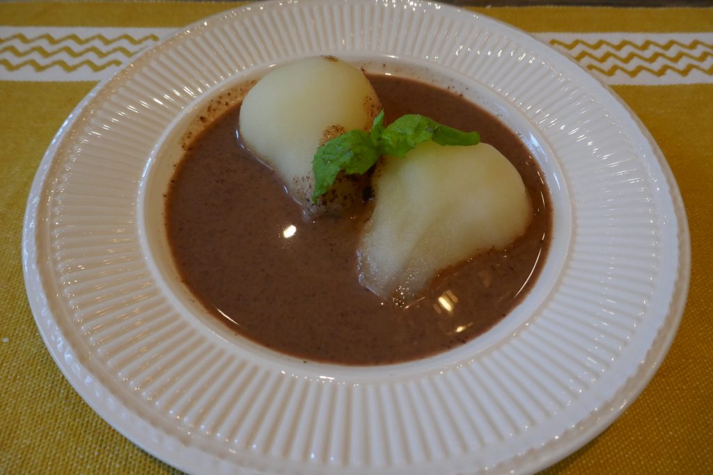 Likørbakte pærer med sjokoladesaus
