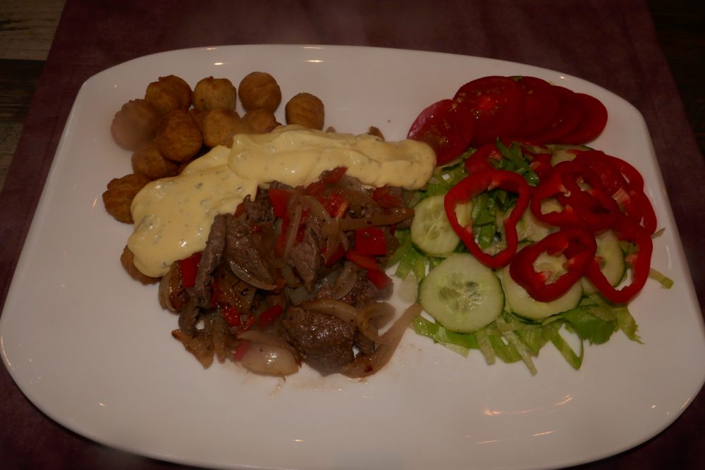 Beef snacks with a fresh salad, pommes noisettes and béarnaise sauce Beef snacks with a fresh salad, pommes noisettes and béarnaise sauce