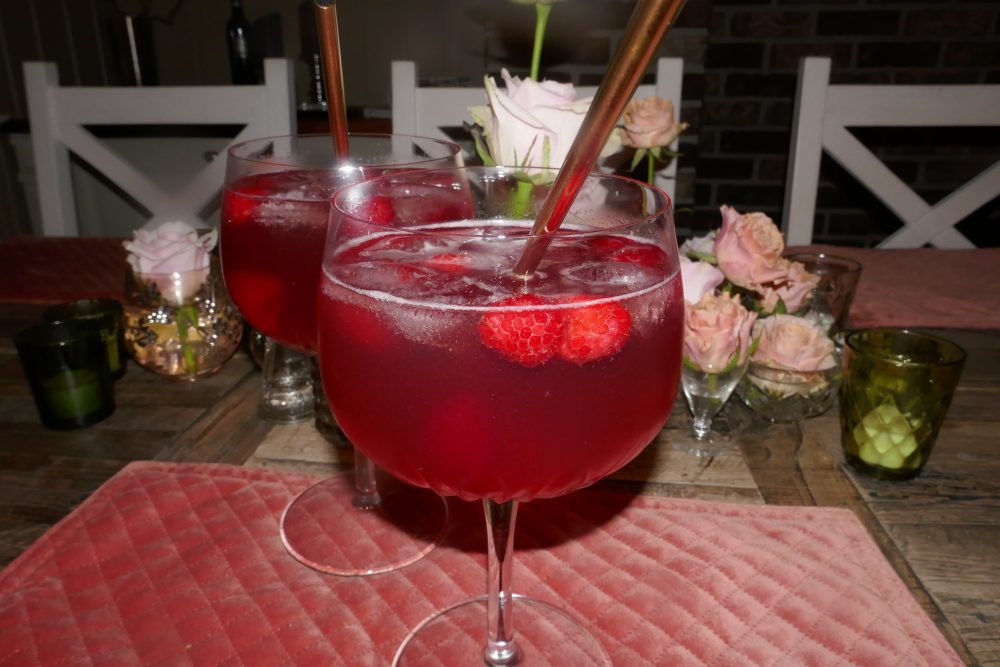 Rom- og bringebærdrink