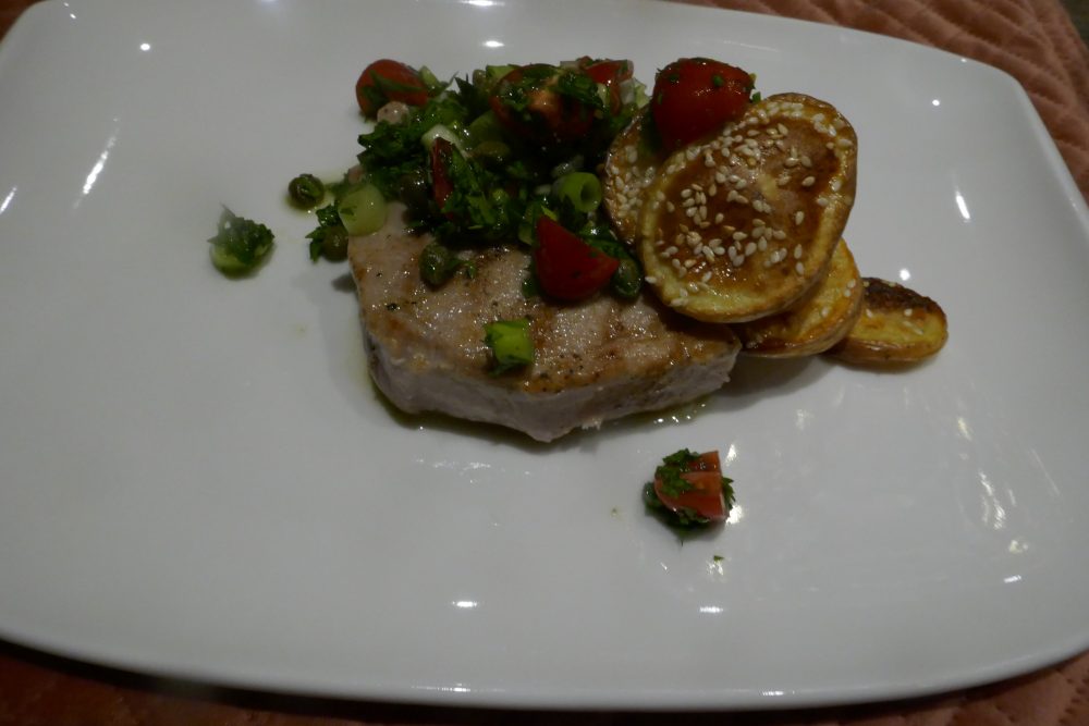 Server tunfisk med sesampoteter og tomatgremolata Server tunfisk med sesampoteter og tomatgremolata.