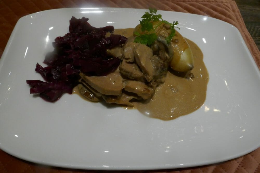 Svinesteik med rødkål og gammeldags brun saus Svinesteik med rødkål og gammeldags brun saus