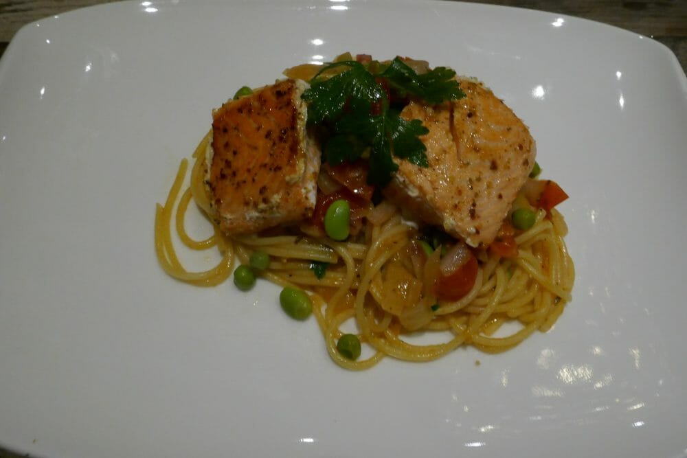 Pasta med laks og tomater Pasta med laks og tomater