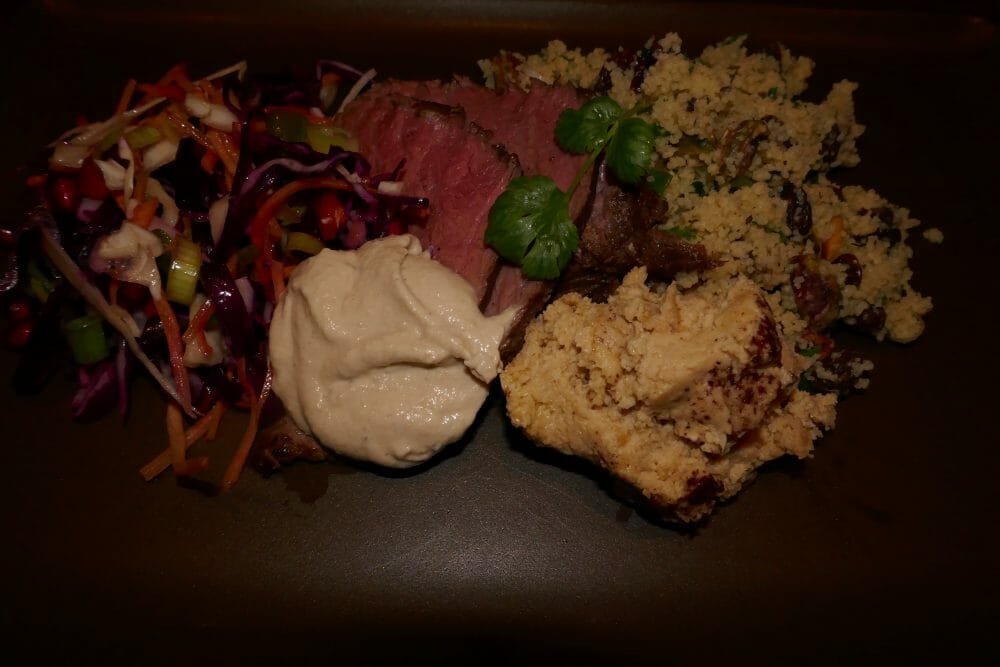 Indrefilet med hummus og tahinisaus
