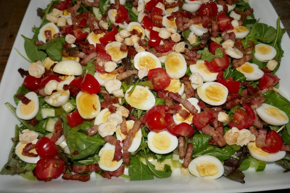 Egg- og baconsalat av vaktelegg, med sennepsvinagrette
