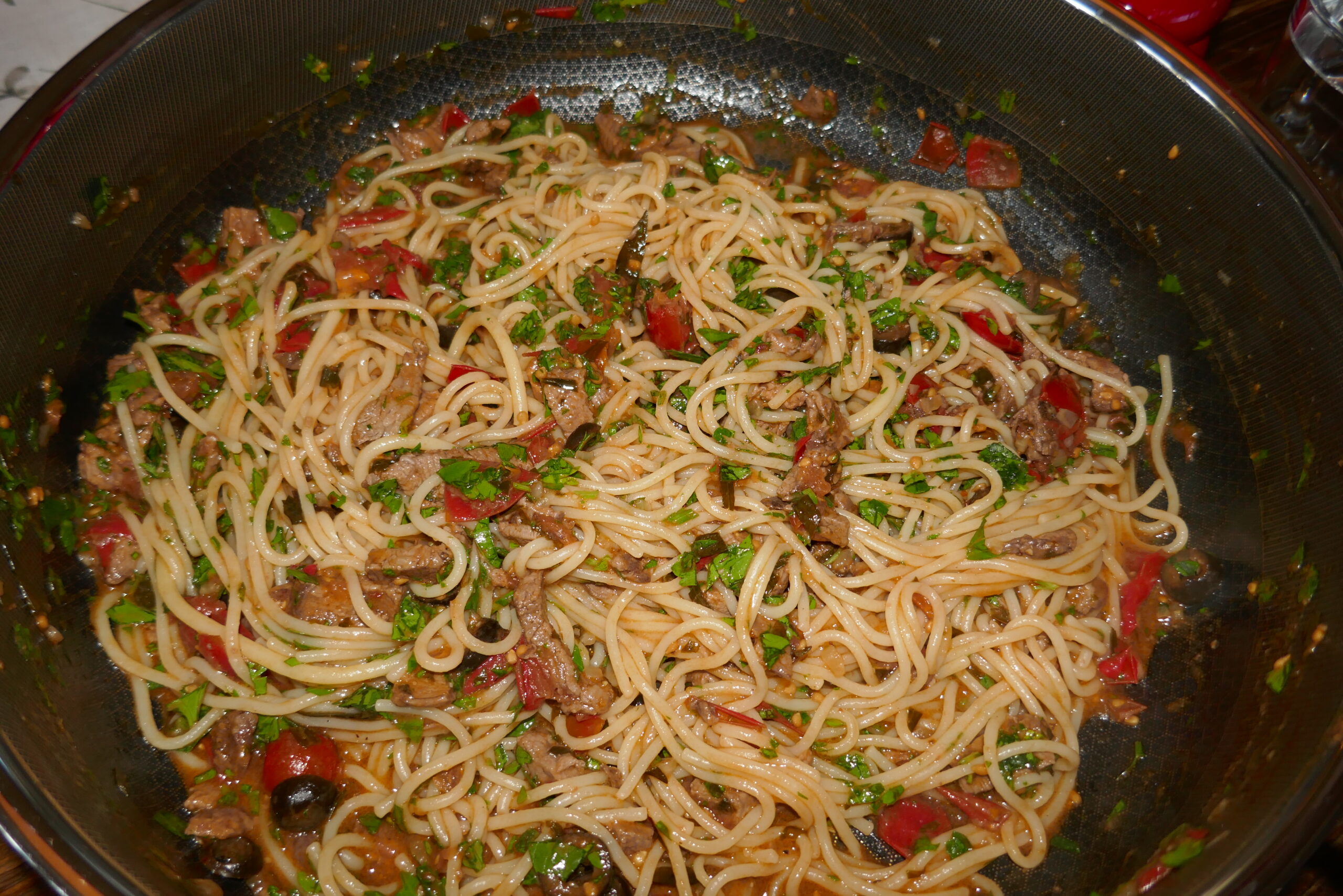 Pasta med biff og sauce vierge