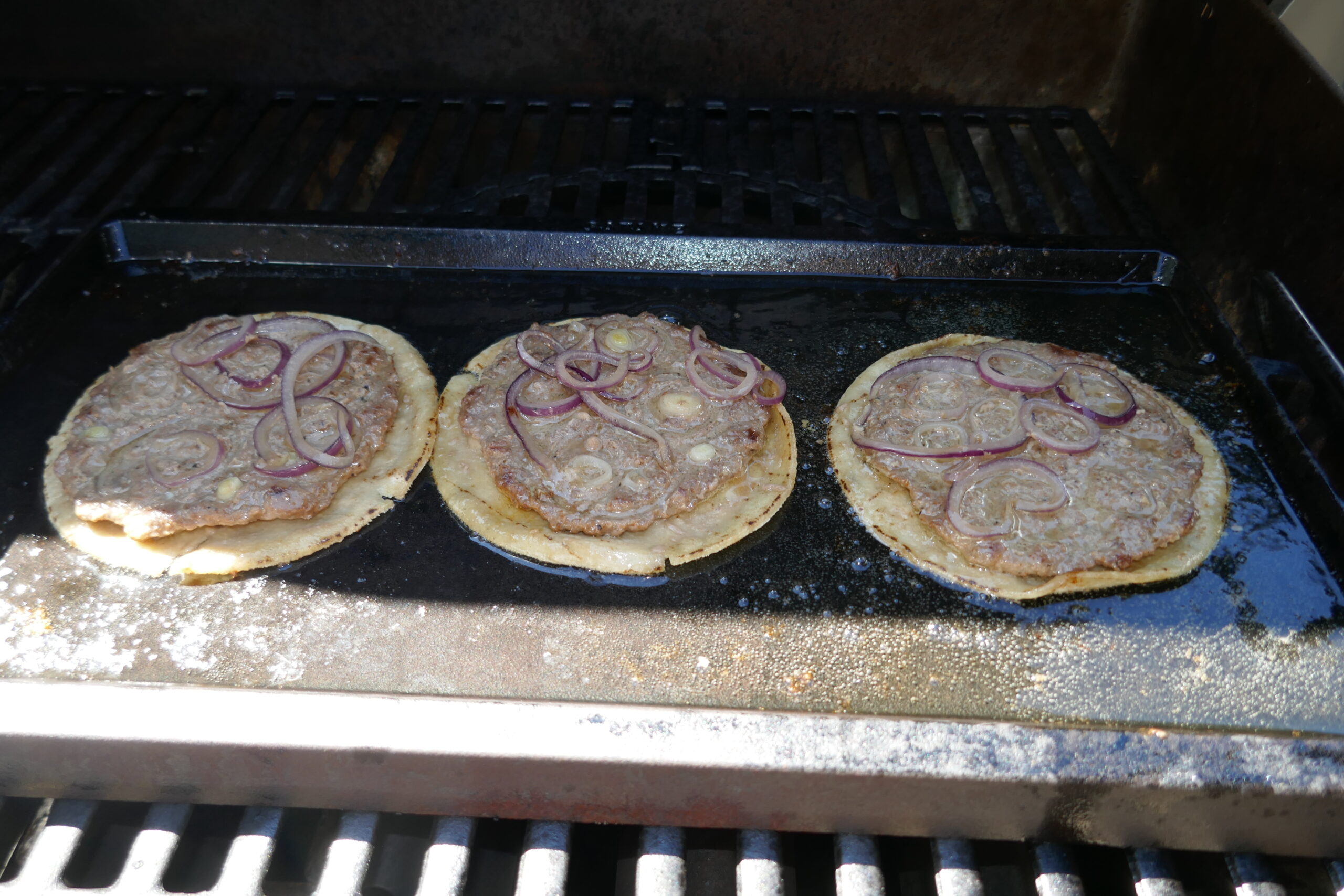 Smash burger taco på grillen