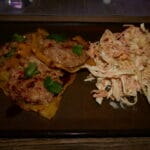 Smashed wonton med kremet kål og gulrot