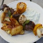 Grillspyd med lam, båtpoteter og tzatziki