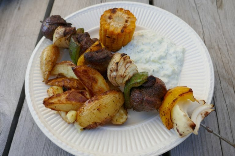 Grillspyd med lam, båtpoteter og tzatziki