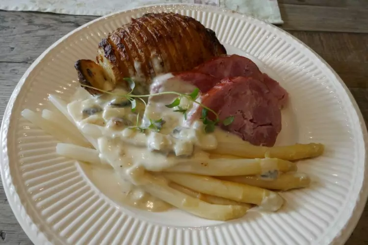 Bayonneskinke med aspargessaus og hasselbackpoteter