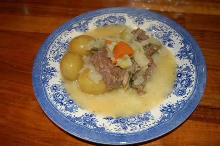 Fersk suppe med sur og søt saus og klot