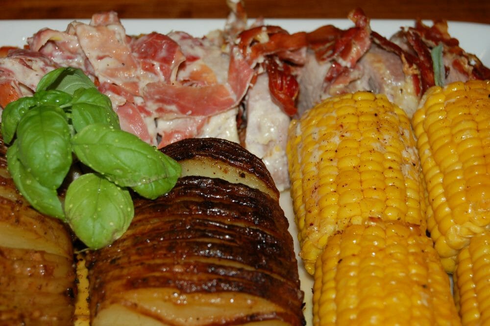 Svinefilet med serranoskinke, ost og hasselbackpoteter