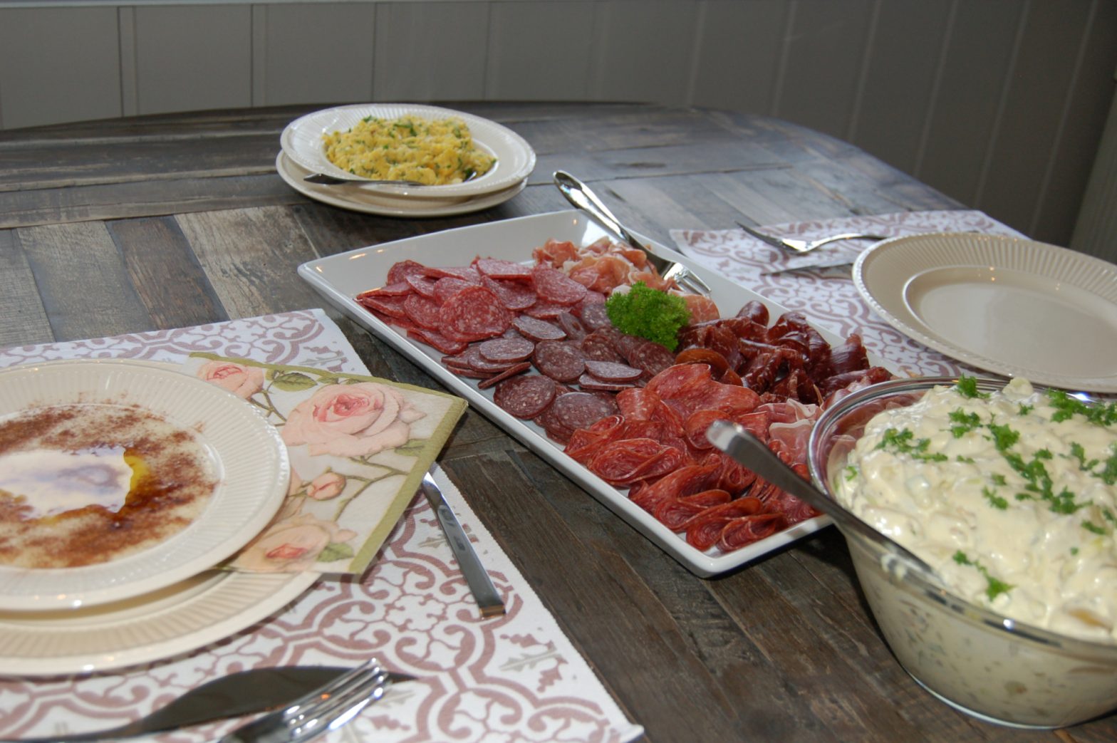 Feire sankthansaften (midtsommer) med rømmegrøt og spekemat