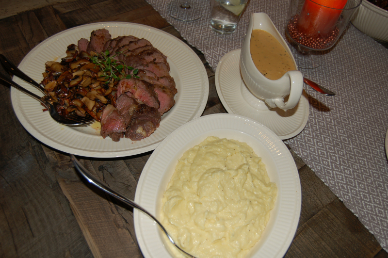 Ytrefilet sous vide med pastinakkpuré og konjakk- og peppersaus