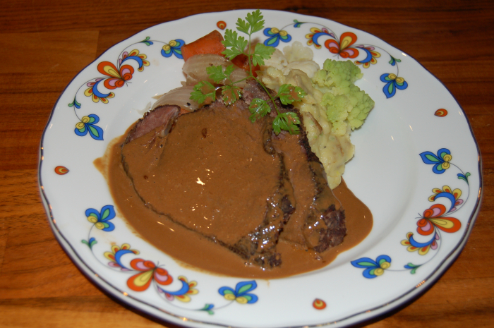 Langtidsstekt oksesteik med nydelig saus Langtidsstekt oksesteik med nydelig saus